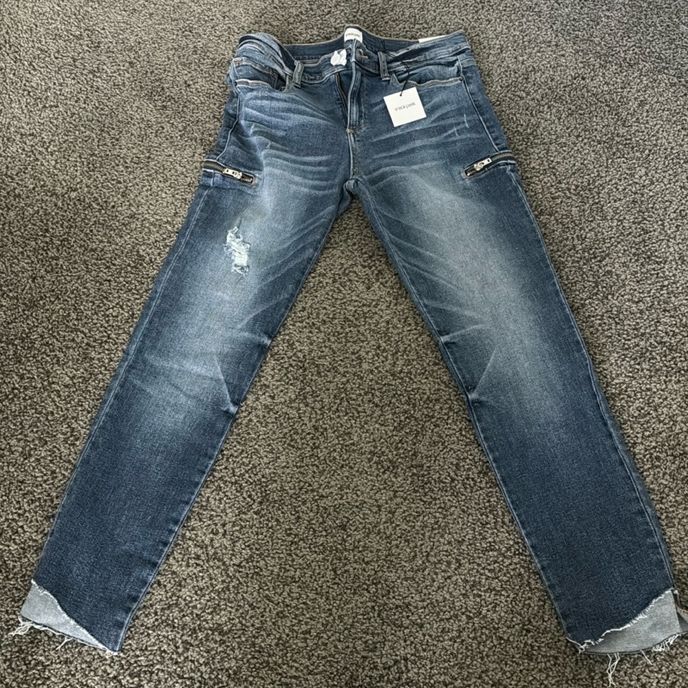 NWT - Crop Mid Rise Jeans - with zip packets at side - size 11/30W
